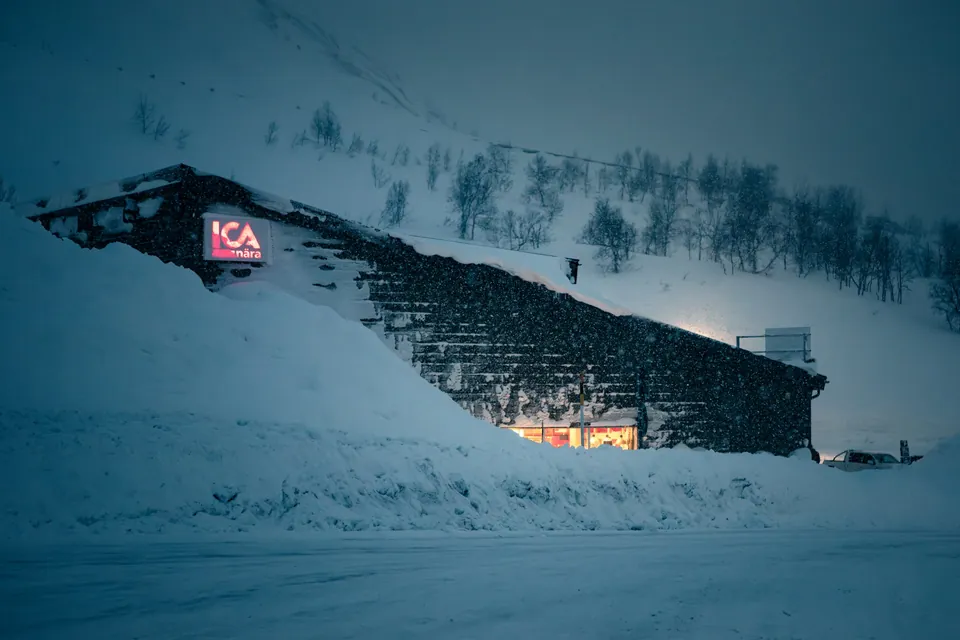 View East towards the Norwegian border from the roof of the Abisko fjällstation