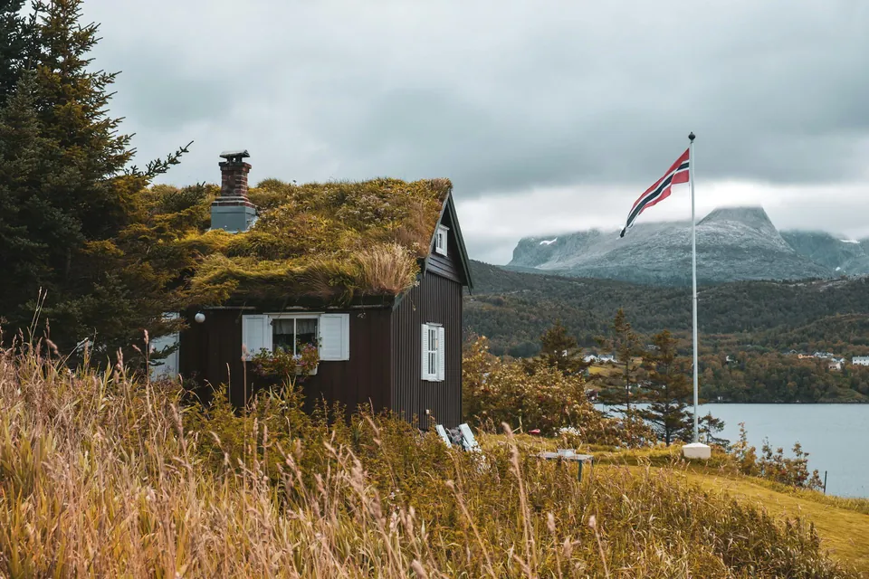 A beautiful grass roof cottage at Saltstraumen