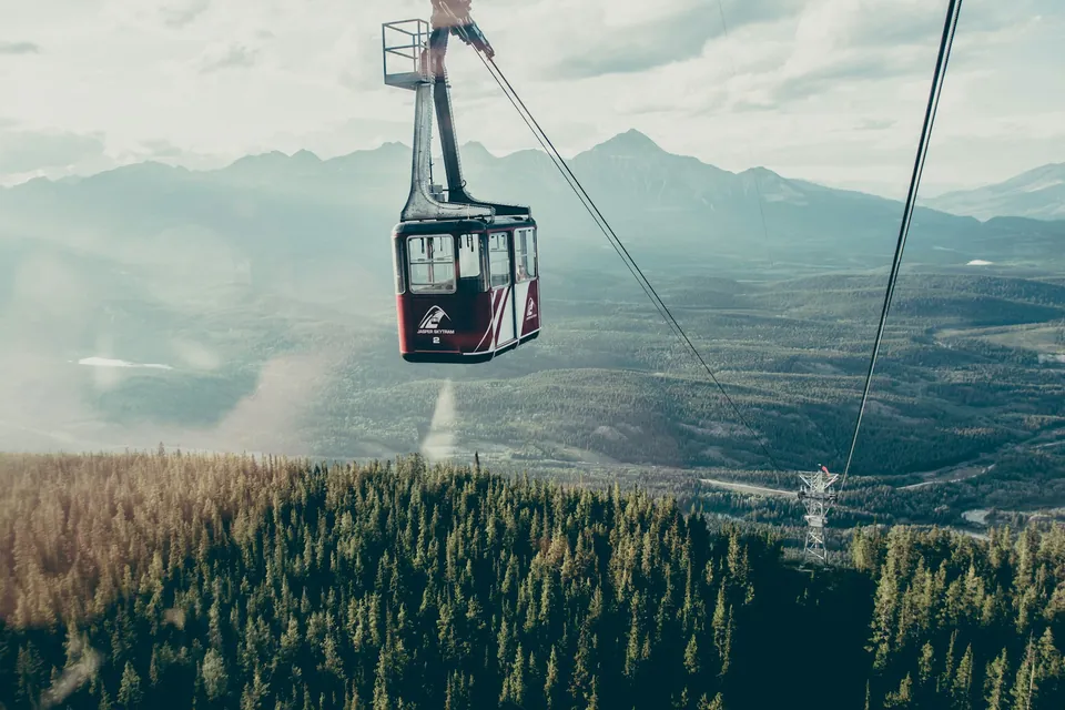 Gondola ski lift
